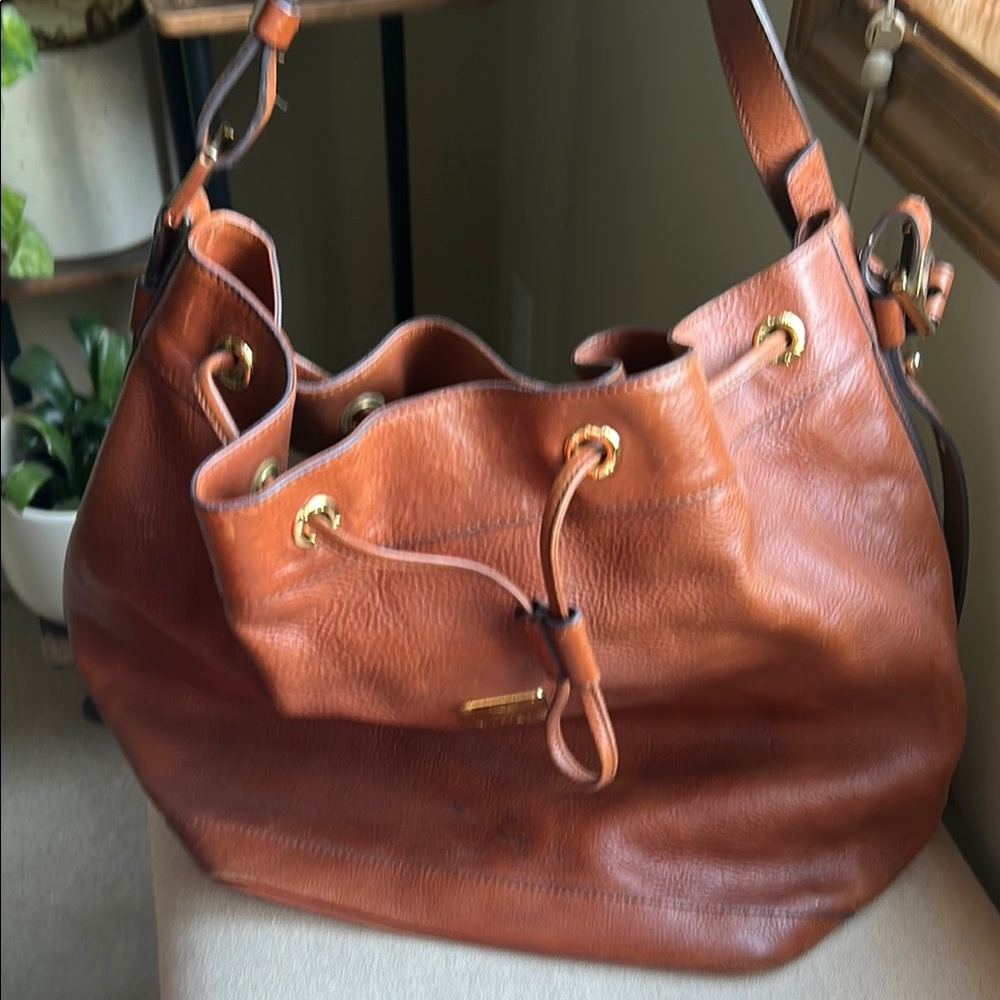 Elegant Tan Leather Bucket Bag